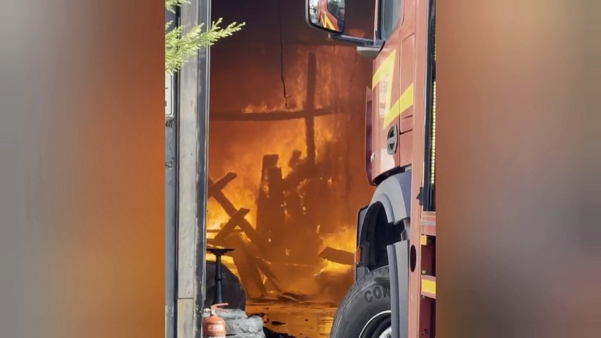 Bursa’da sandalye fabrikasında yangın