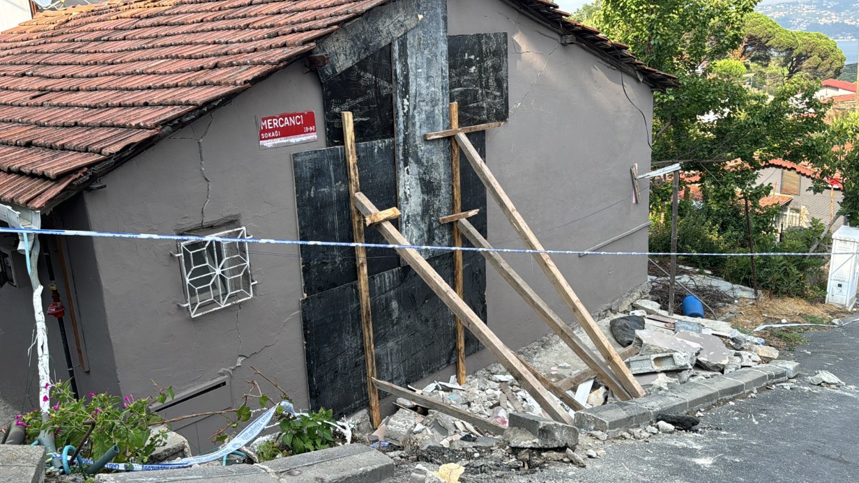 Sarıyer Belediyesinin su tankeri eve girdi, ev sakinleri yaşadıkları dehşeti anlattı