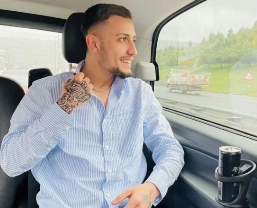 Esenyurt’ta motosikletli gençler önce araca, ardından direğe çarptı: 1 ölü, 1 yaralı