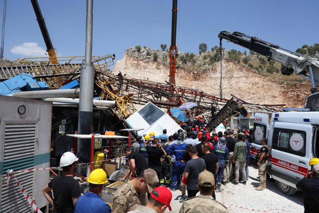 Gabar’da sondaj kulesi altında kalan 3 işçiden 2’si kurtarıldı