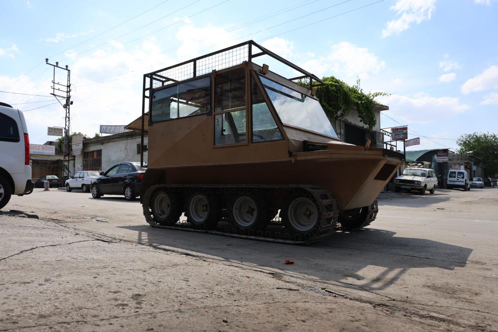 Bataklıkta mahsur kalınca kendi paletli aracını yaptı