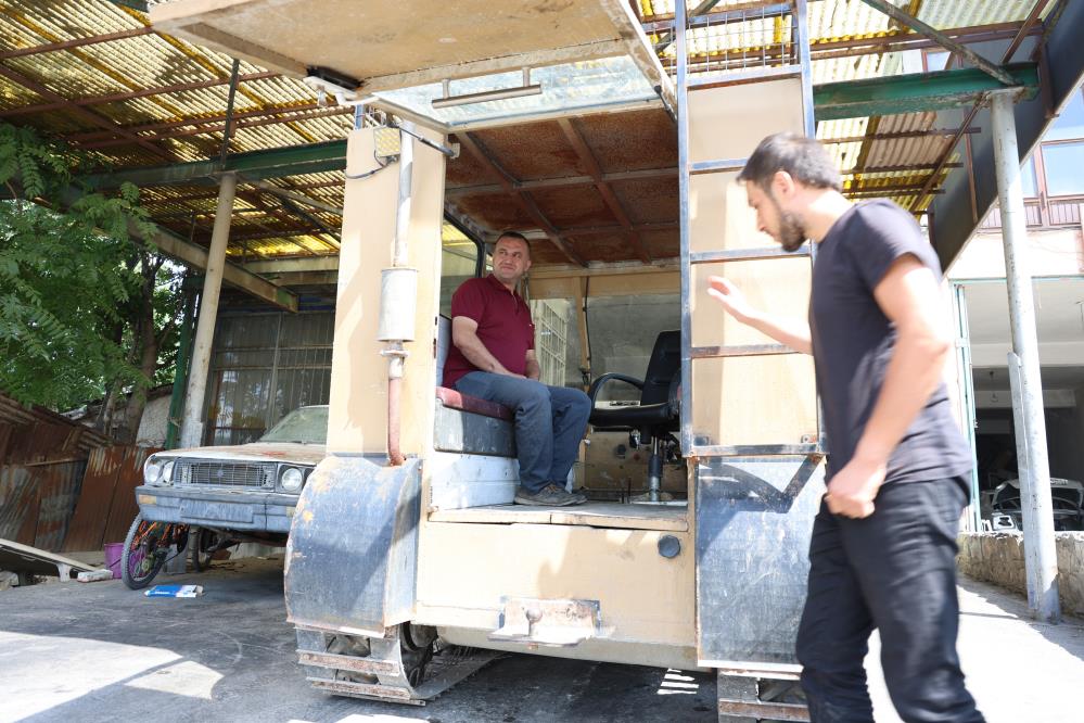 Bataklıkta mahsur kalınca kendi paletli aracını yaptı