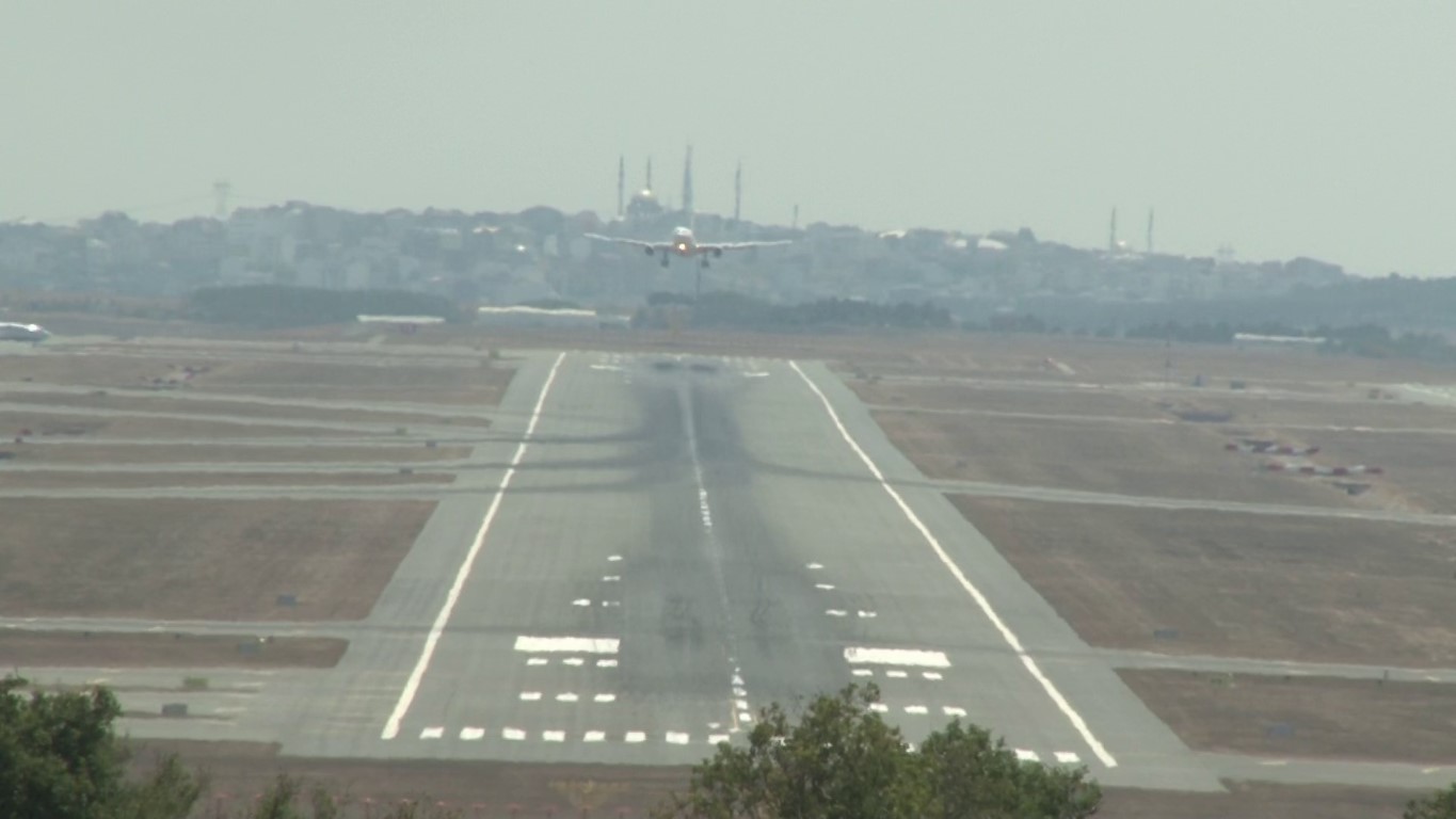 Aşırı sıcakta İstanbul Havalimanı pistlerinde hava dalgalanmaları oluştu