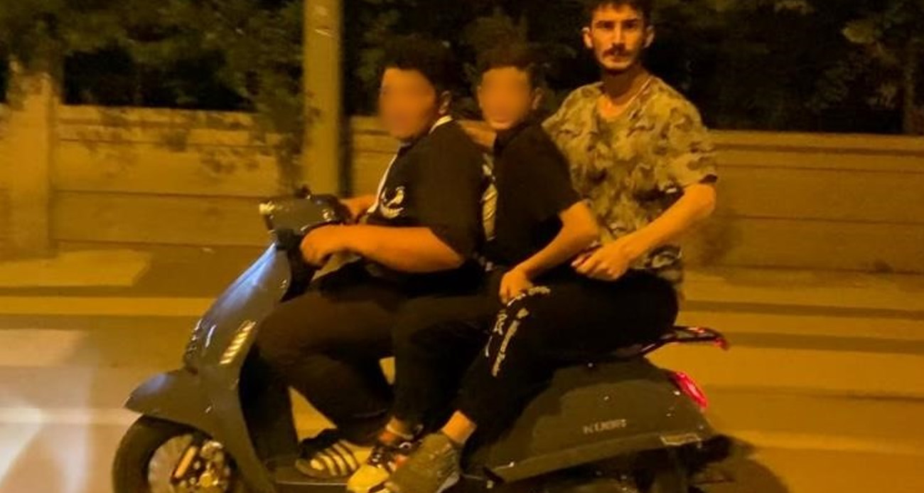 Motosiklette 2’si çocuk 3 kişinin tehlikeli yolculuğu kamerada