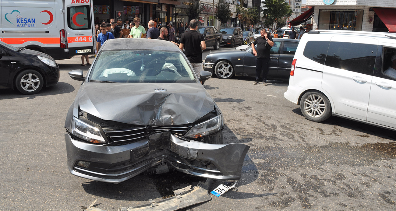 Edirne’de iki otomobil çarpıştı: 2’si çocuk 5 yaralı