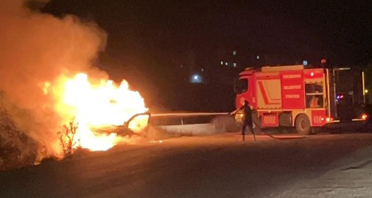 Yüksekova’da ticari araç alev alev yandı