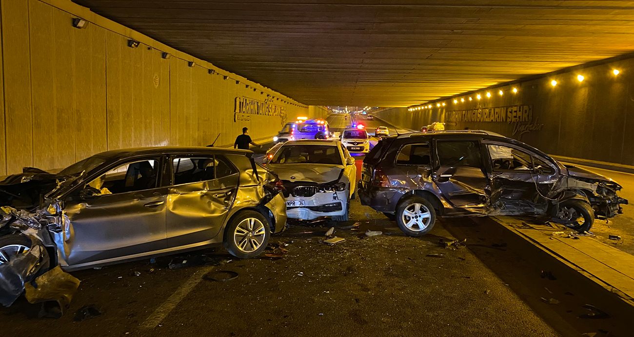 Refüjü aşan otomobil karşı yönden gelen otomobillere çarptı: 5 yaralı