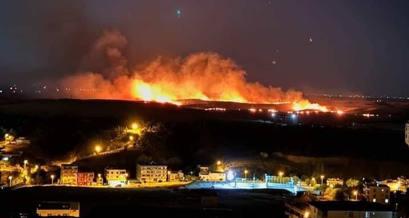 Diyarbakır’da anız yangını: Bölgedeki rüzgarın etkisiyle alevler geniş alana yayıldı