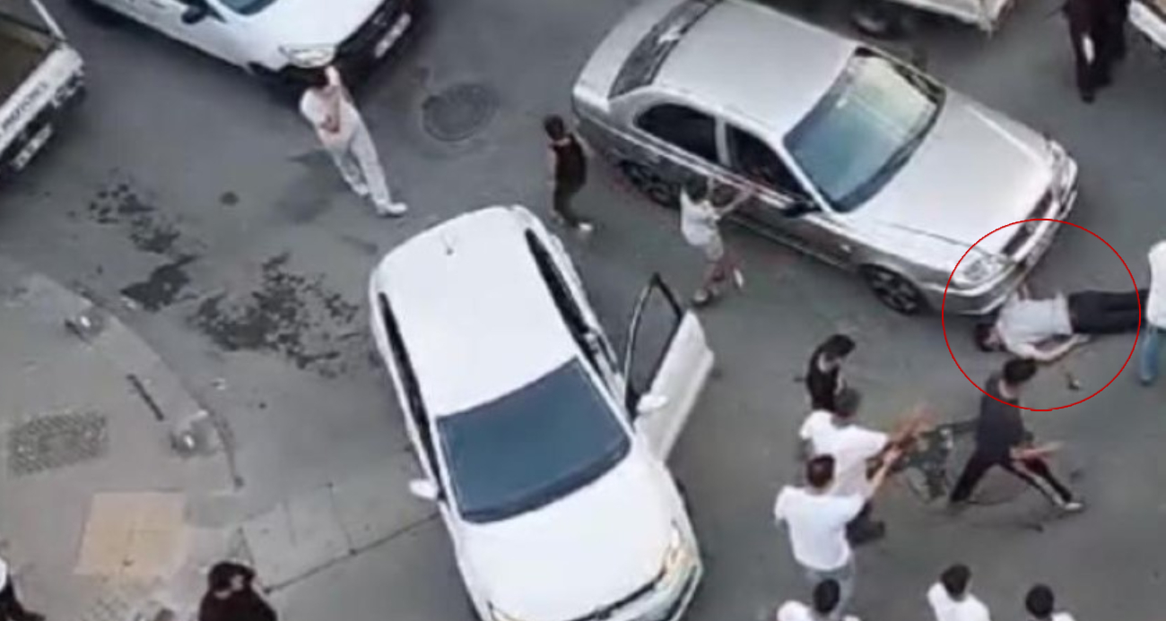 Sultangazi’de kavga anları kamerada: Bir yumrukla kafasını feci şekilde otomobile çarptı