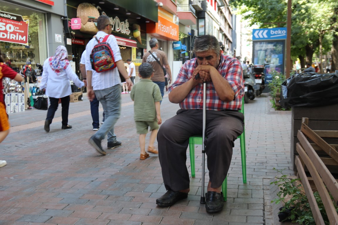 36 yıldır oturarak uyuyan adam: “Herkes yattıktan sonra gece çocuk gibi ağlıyorum”