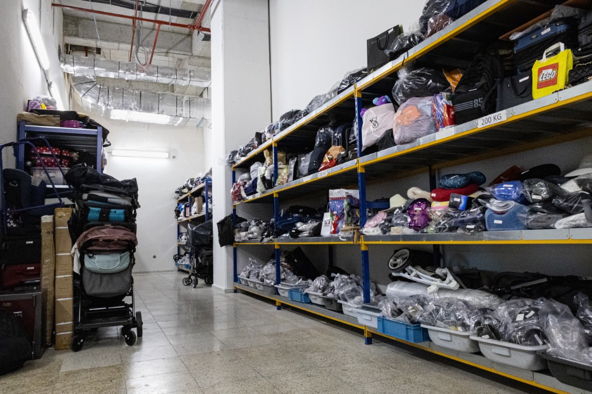 İzmir Adnan Menderes Havalimanı’ndaki unutulan eşyalarla adeta mağaza açılır