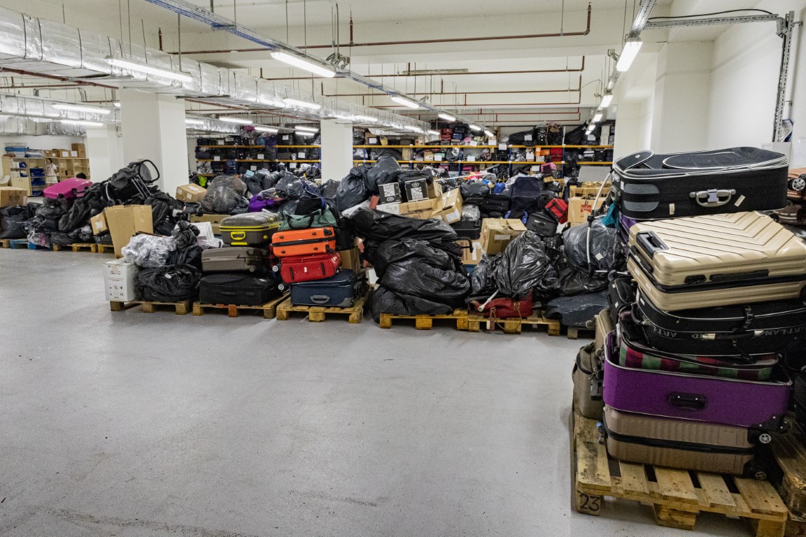 İzmir Adnan Menderes Havalimanı’ndaki unutulan eşyalarla adeta mağaza açılır