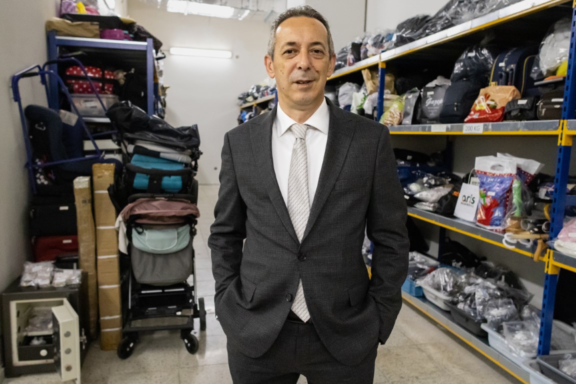 İzmir Adnan Menderes Havalimanı’ndaki unutulan eşyalarla adeta mağaza açılır