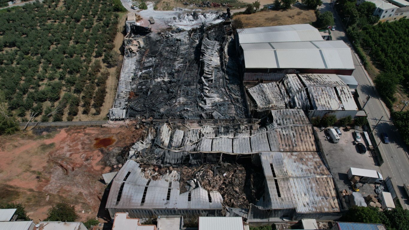 Hurdalar milyonluk fabrikaları küle çevirdi
