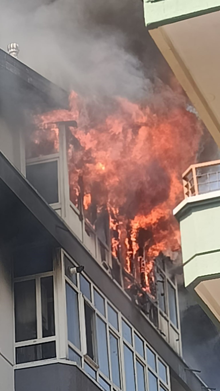 Yangında mahsur kalan anne ile çocukları, komşularının yardımıyla kurtarıldı