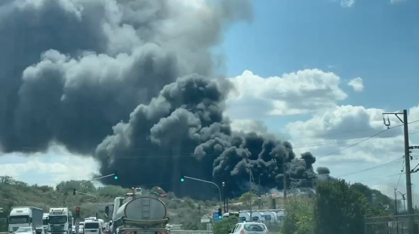 Yangına müdahale çalışmaları sürüyor: Birçok ilçeden itfaiye sevk edildi
