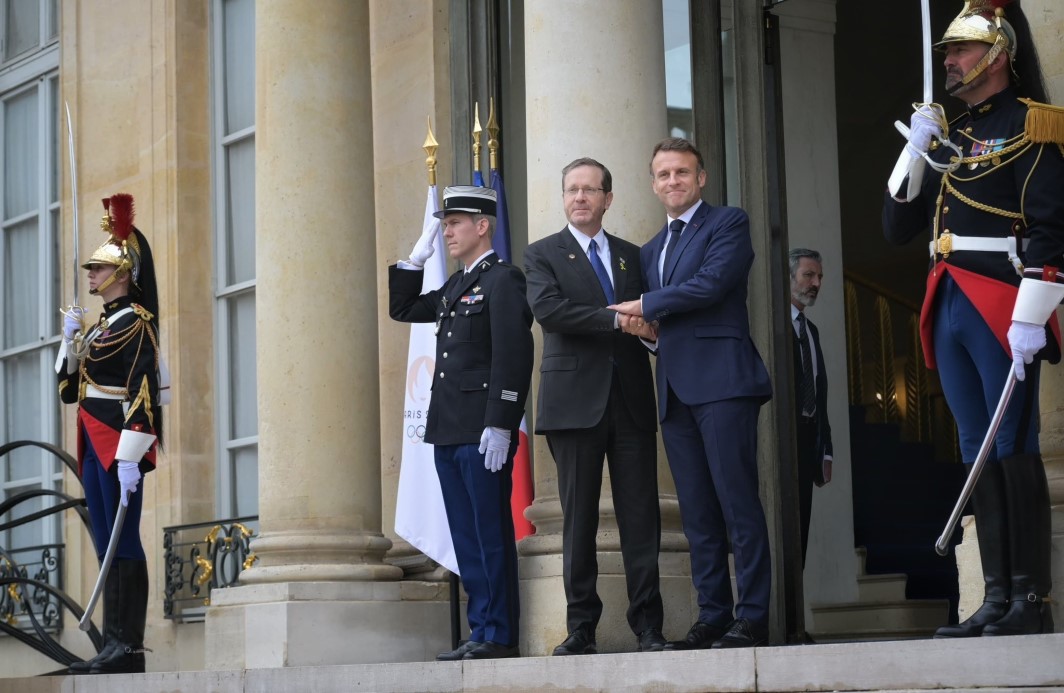 Macron ve Herzog, Elysee Sarayı'nda bir araya geldi