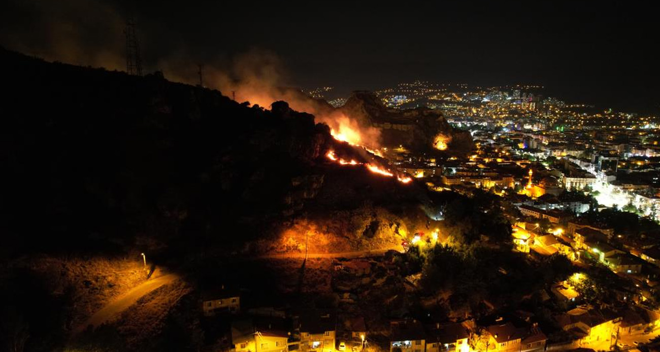 Tokat'ta atılan havai fişeğin düştüğü otluk alanda yangın çıktı. Kısa sürede yükselen alevler evlere sıçramadan söndürüldü.