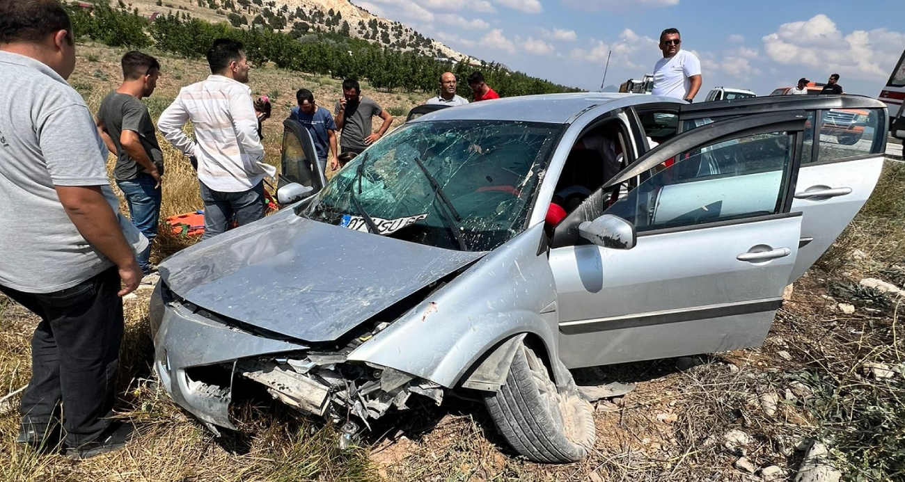 Burdur’da yoldan çıkan otomobil araziye savruldu: 8 yaralı