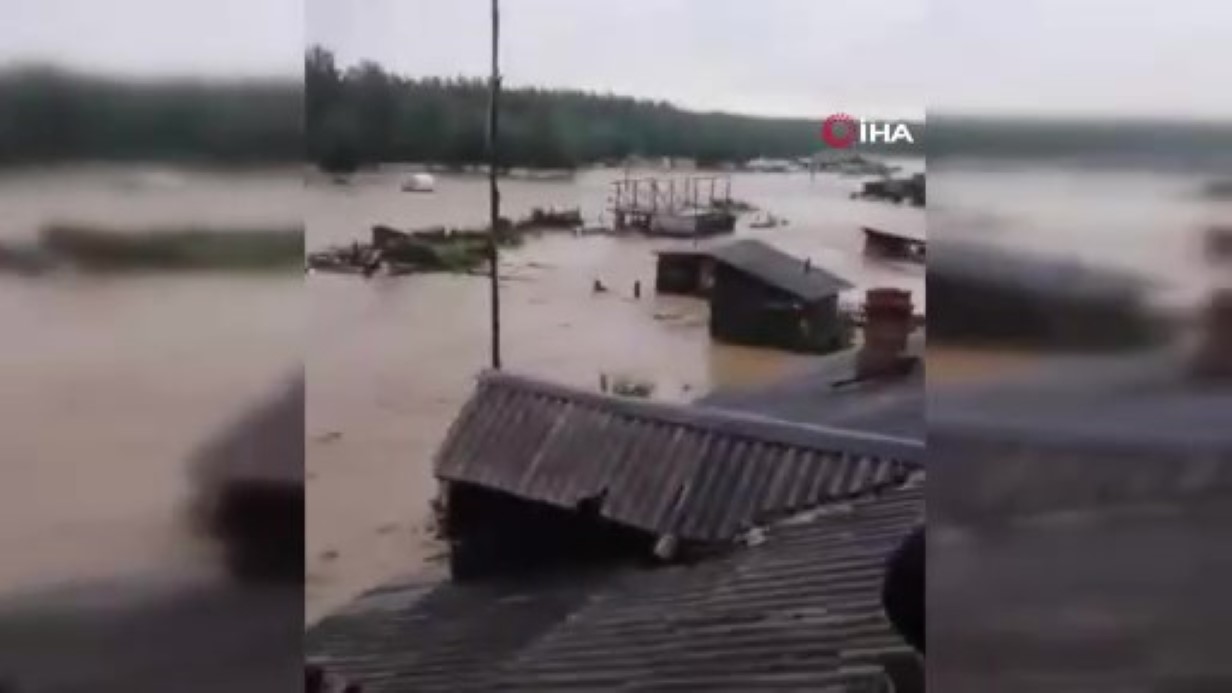 Rusya’nın Çelyabinsk bölgesinde şiddetli yağış nedeniyle barajın patlaması sonucu onlarca ev sular altında kaldı.