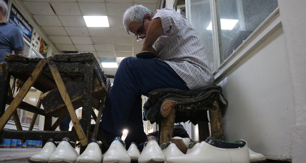 58 yaşındaki usta, yarım asırdır yöresel ayakkabı üretimi yapıyor