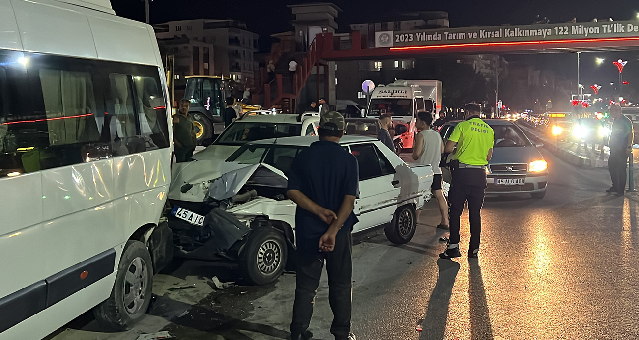 Manisa’da 4 araçlı zincirleme trafik kazası: 9 yaralı