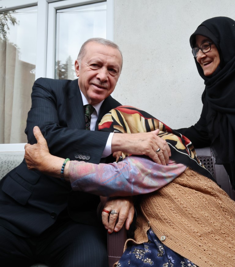 Cumhurbaşkanı Erdoğan, Rize ziyaretinin son gününde komşu ve akrabaları ile hasret giderdi