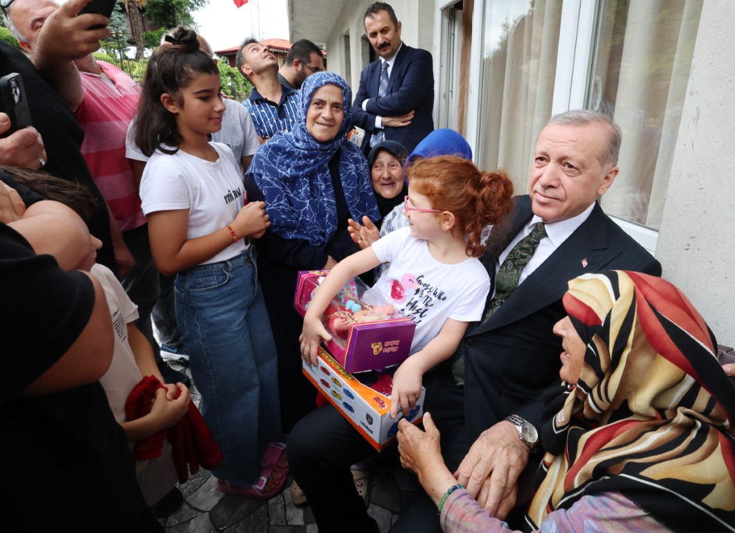 Cumhurbaşkanı Erdoğan, Rize ziyaretinin son gününde komşu ve akrabaları ile hasret giderdi