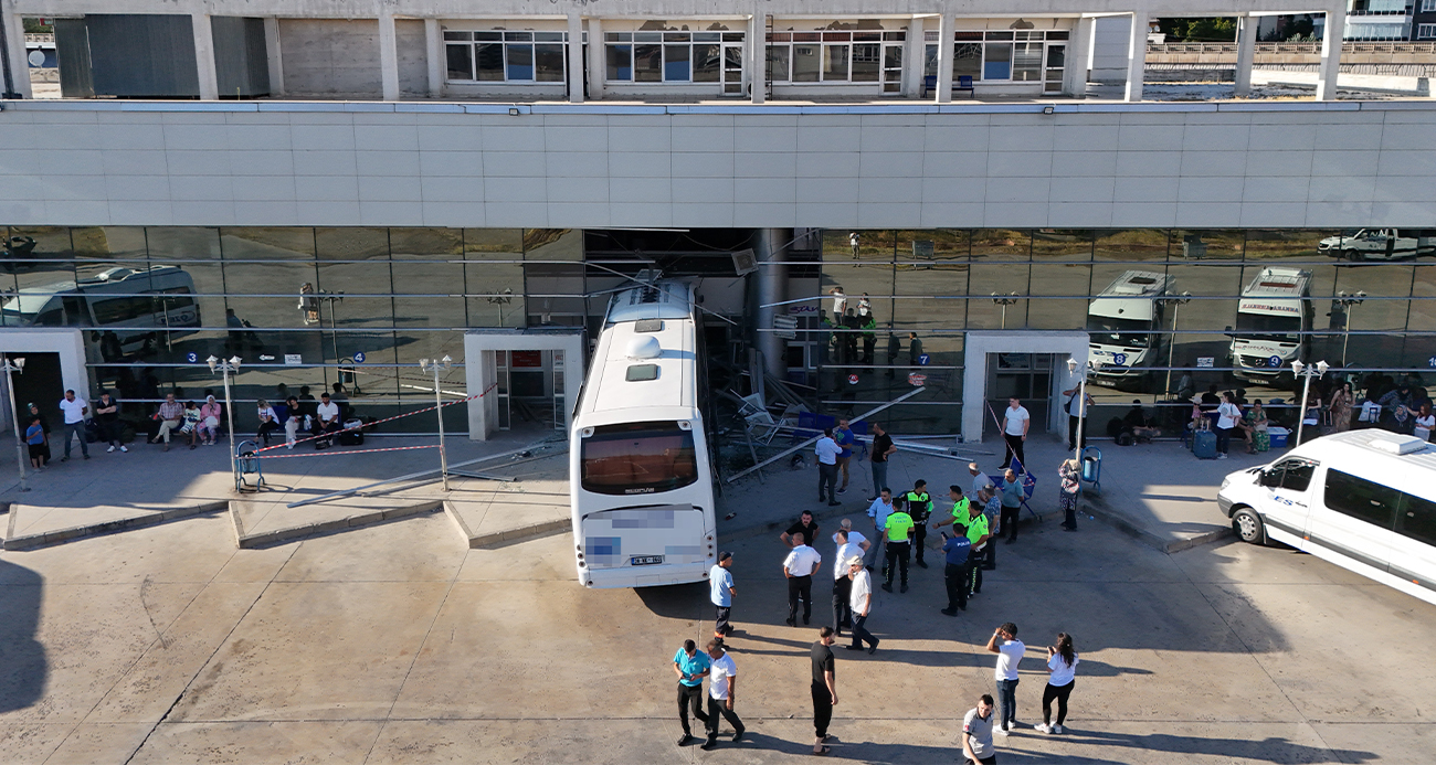 Yolcu otobüsü otogara daldı, facianın eşiğinden dönüldü: 3 yaralı