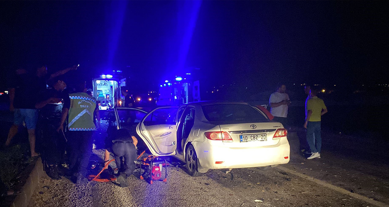 Bandırma-Gönen karayolunda tır ile otomobil çarpıştı: 3 ölü, 1 yaralı