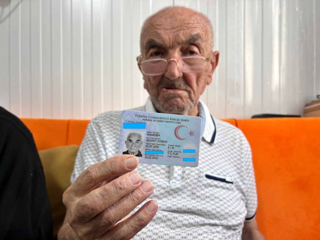 97’lik delikanlı kalemini ve kitabını yanından ayırmadan beynini dinç tutuyor