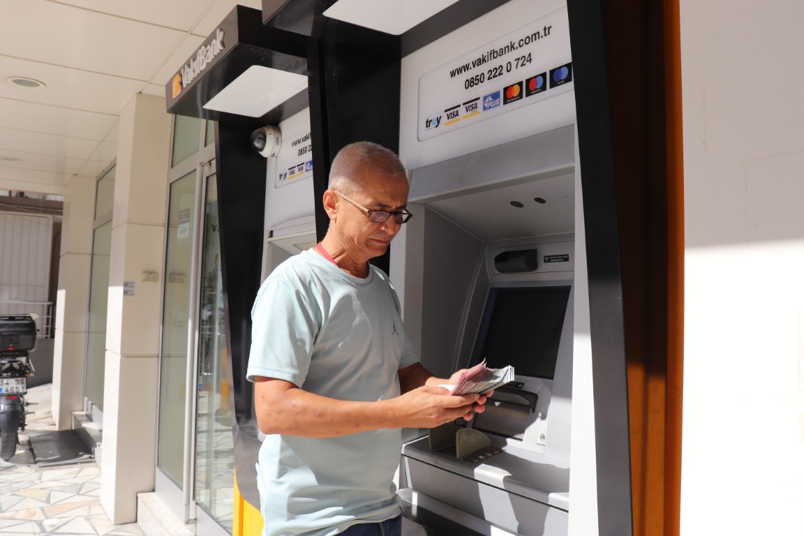 Arıza yapan ATM, başka müşterinin yatırdığı parayı emekli askere geri verdi