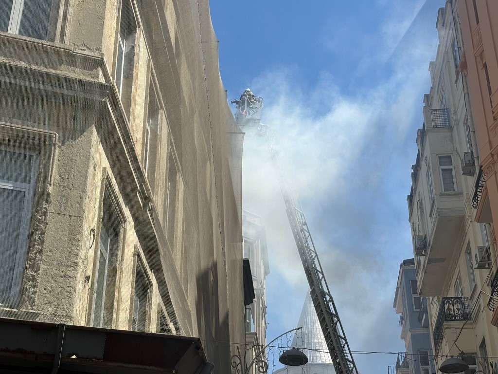 Beyoğlu’nda 5 katlı otelde korkutan yangın