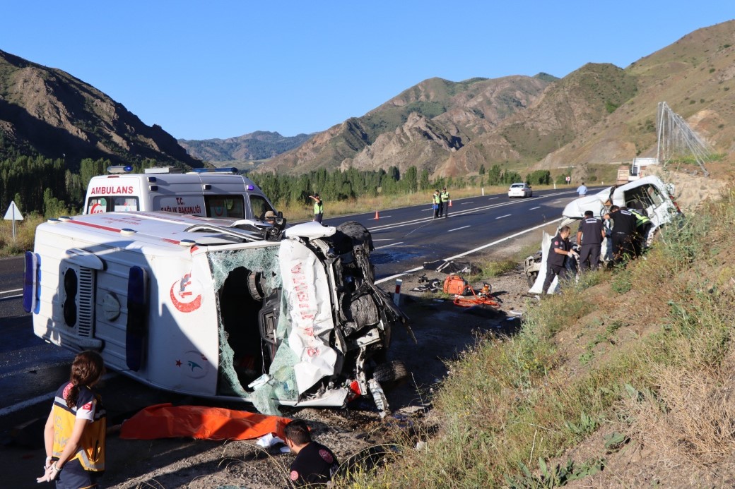 Erzurum’da ambulans ile hafif ticari araç çarpıştı: 4 ölü, 1 yaralı