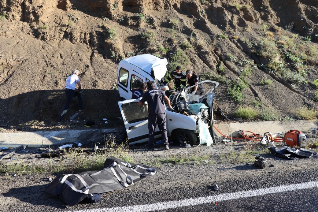 Erzurum’da ambulans ile hafif ticari araç çarpıştı: 4 ölü, 1 yaralı