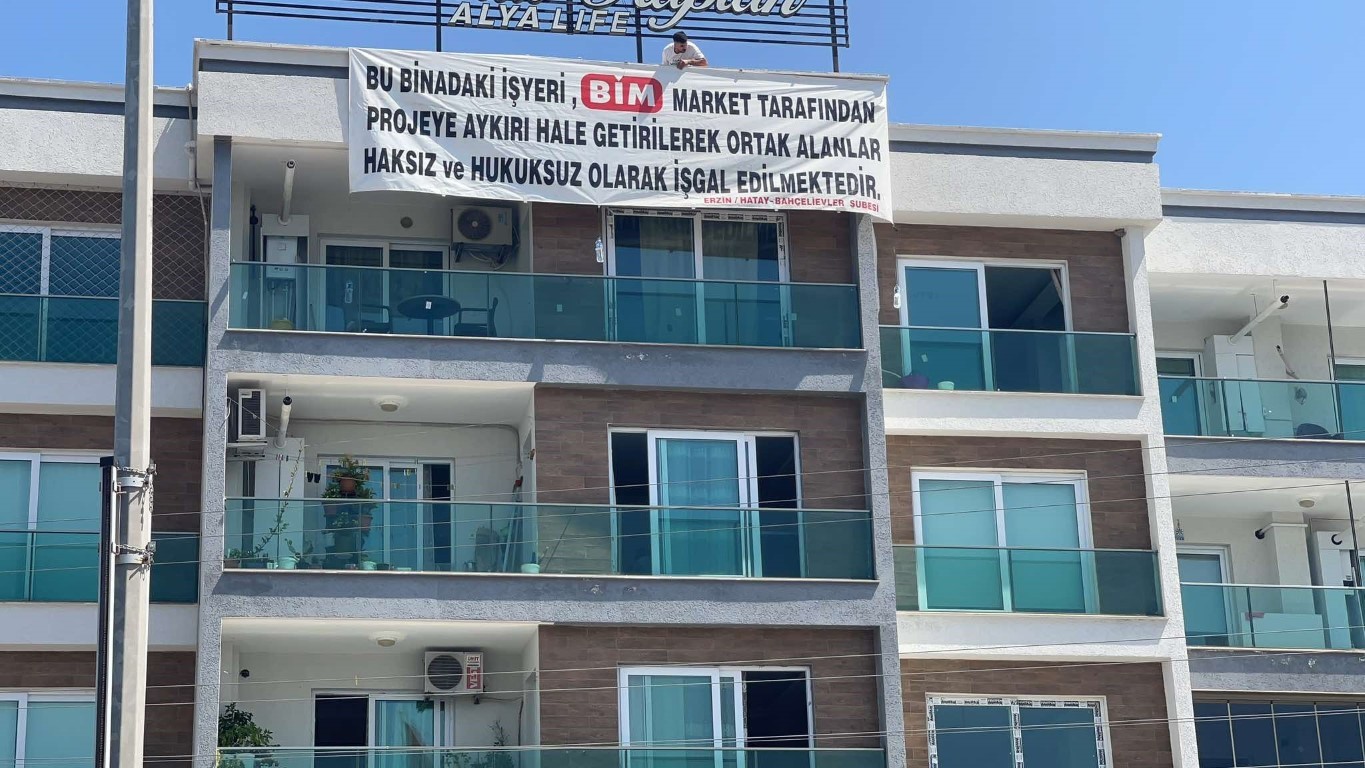 Apartman sakinlerinden BİM’e pankartlı protesto