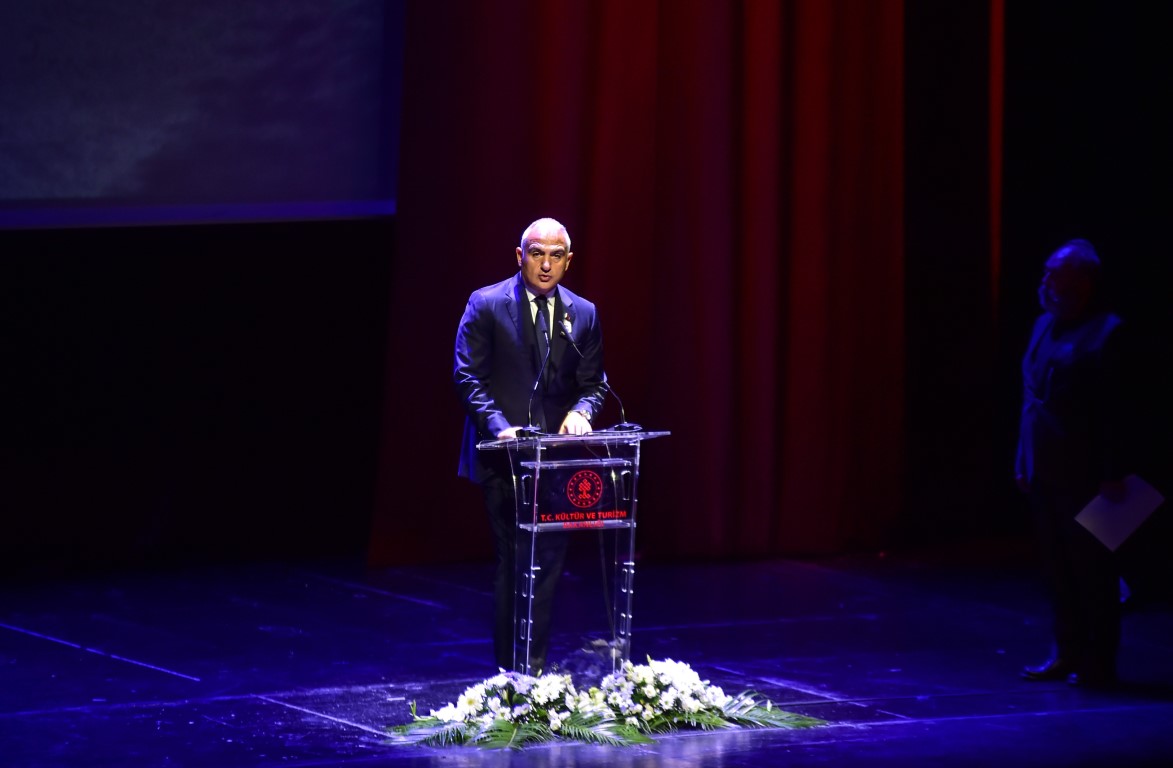 Kenan Işık için AKM’de tören düzenlendi: Kardeşi ve gelininden duygusal veda