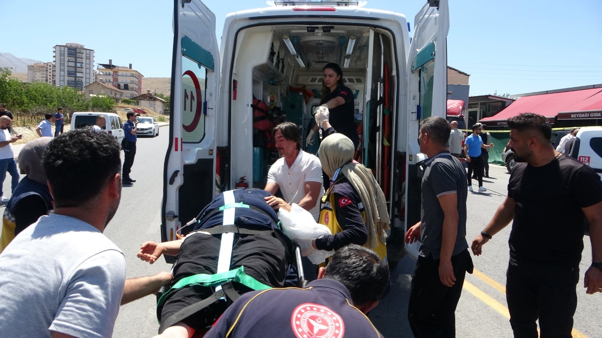 Malatya’nın Yeşilyurt ilçesinde bir polis memurunun da karıştığı silahlı kavgada 3 kişi öldü, 2 kişi yaralandı.