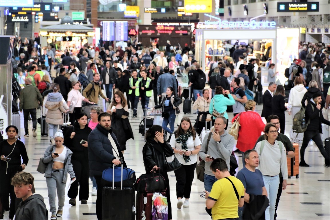 Turizmcilerden uçuşlarda rötar sorununa tepki: 'Turistler, iyi hatıralarla ülkemizden ayrılmıyor