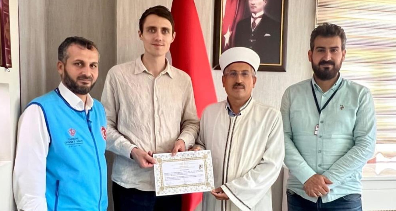 Tarihi Ulu Camiinden etkilenen Alman turist Müslüman oldu