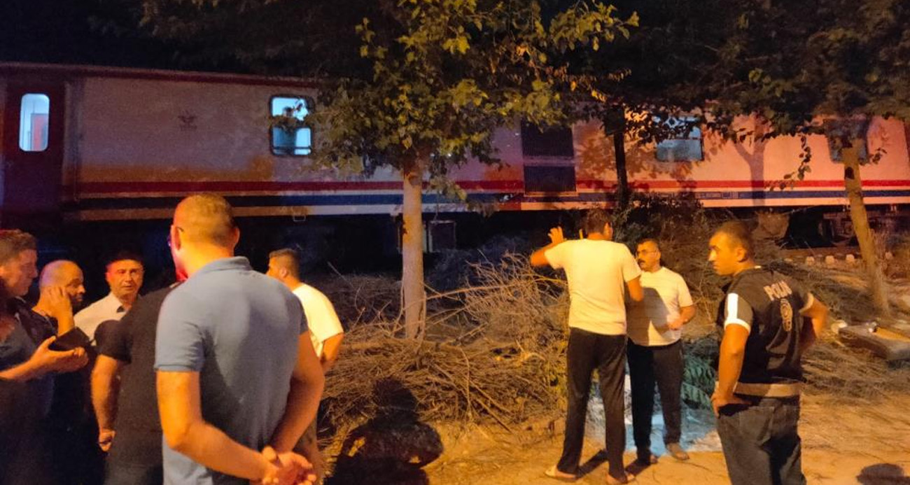 Manisa’da yolcu treninin çarptığı 2 kişi yaralandı