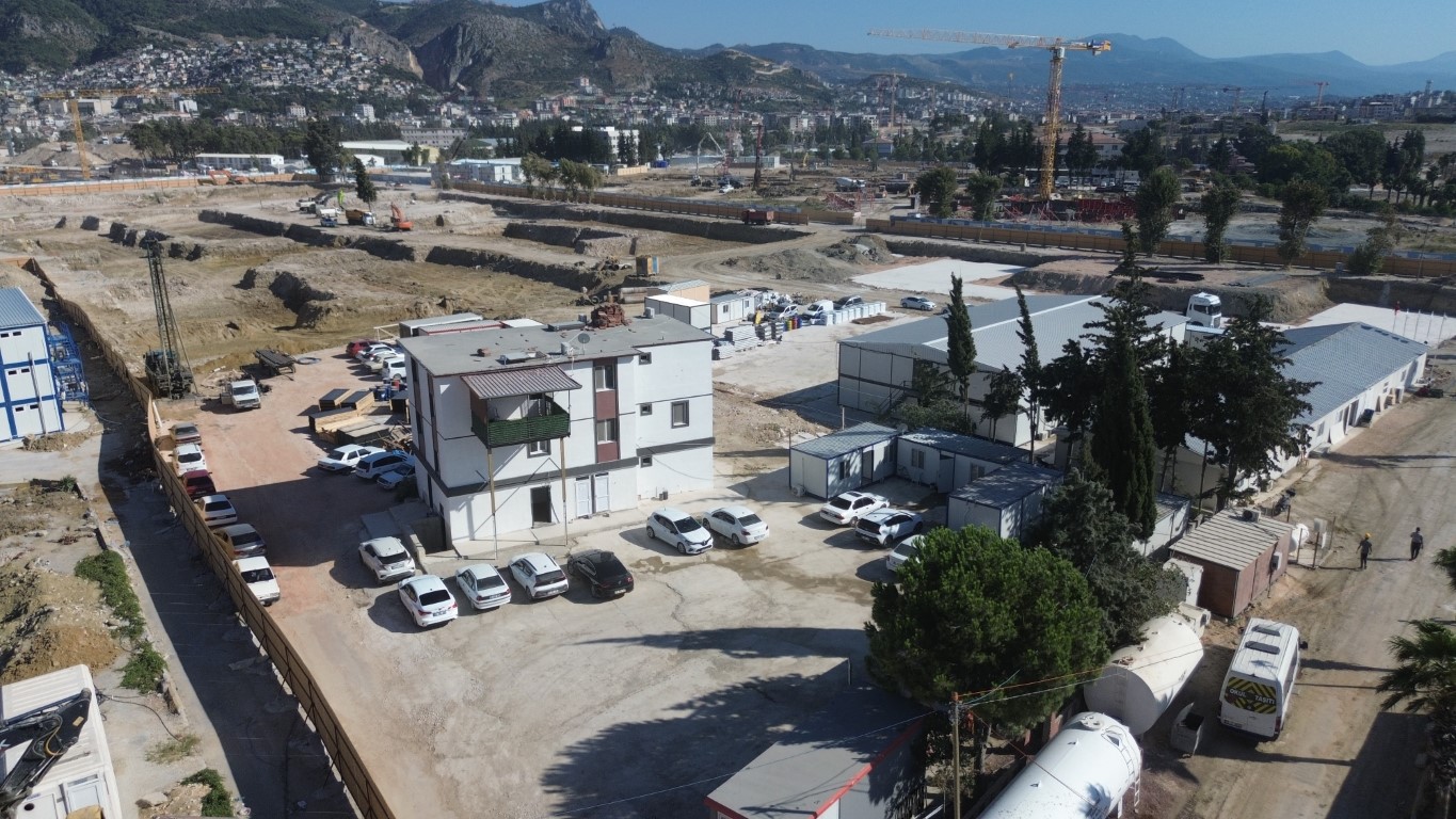 Depremin yok ettiği kent merkezinde inşaatlar gece gündüz demeden devam ediyor