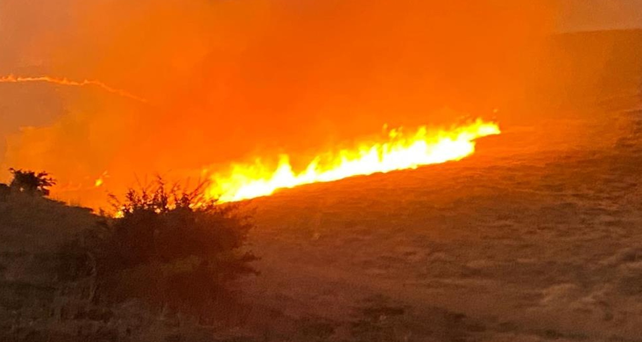 Malatya’da yüzlerce dönüm alanda anız yangını