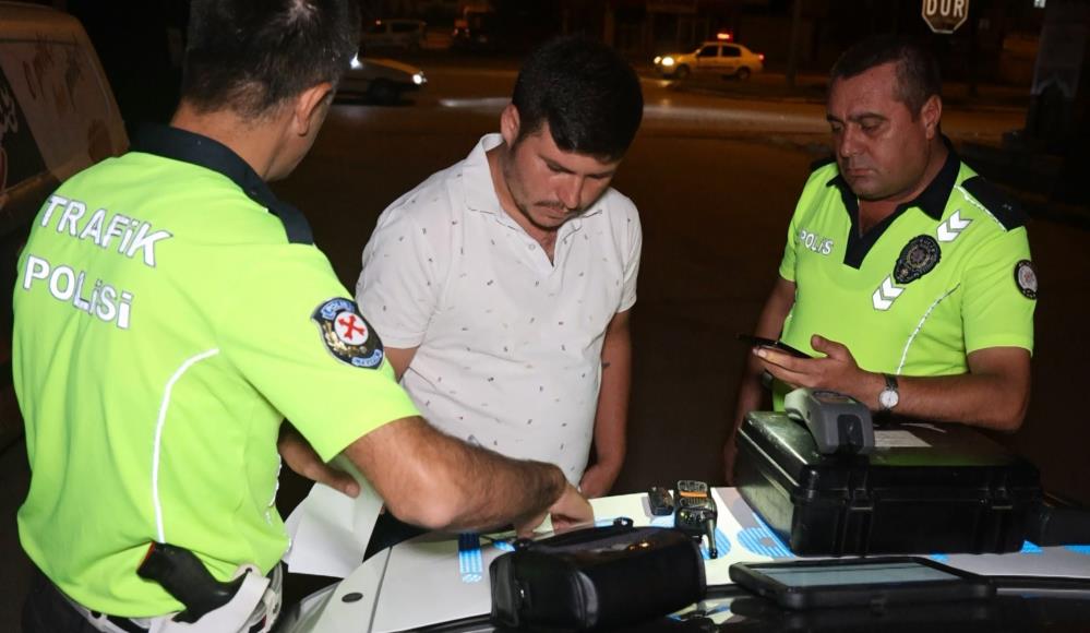 Önce arabanın içine saklandı, sonra gazeteciyi polise şikayet etti