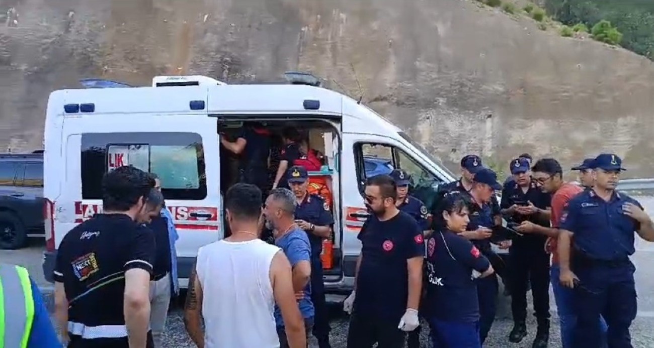 Düşen helikopterdeki mürettebatın hastaneye kaldırıldığı anlar kamerada