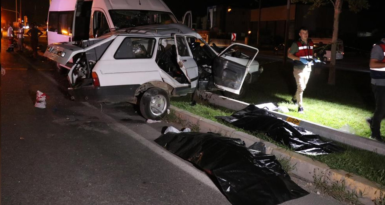 Denizli’de işçi minibüsü ile otomobil çarpıştı: 2 ölü, 10 yaralı