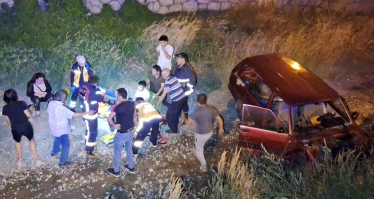 Kontrolden çıkan otomobil dereye uçtu: 3 yaralı