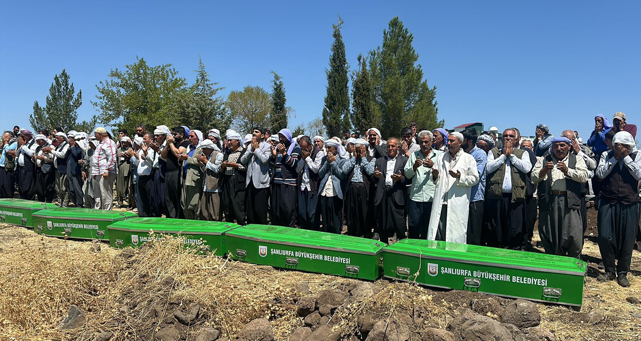 Kazada ölen 5 çocuk yan yana defnedildi