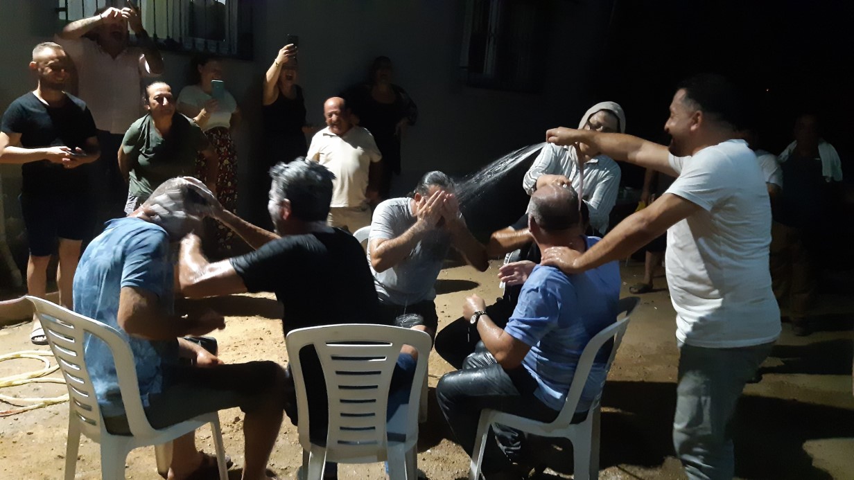 Damat tarafına davul zurla eşliğinde şampuanla duş aldırdılar - İhlas ...