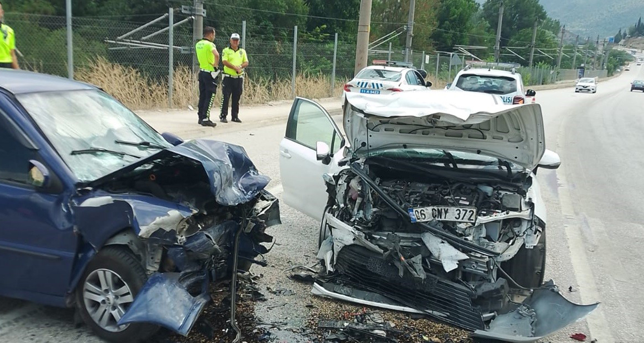 Bilecik’te 2 otomobil kafa kafaya çarpıştı: 1 ölü, 2 yaralı